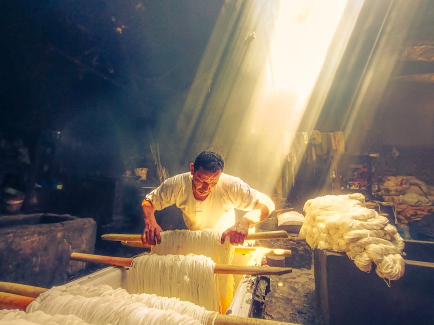 Artesano trabajando en la elaboración tradicional de queso