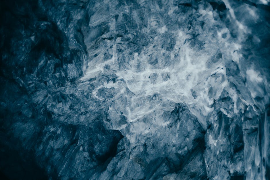 Queso Cabrales azul de Asturias en cueva de maduración